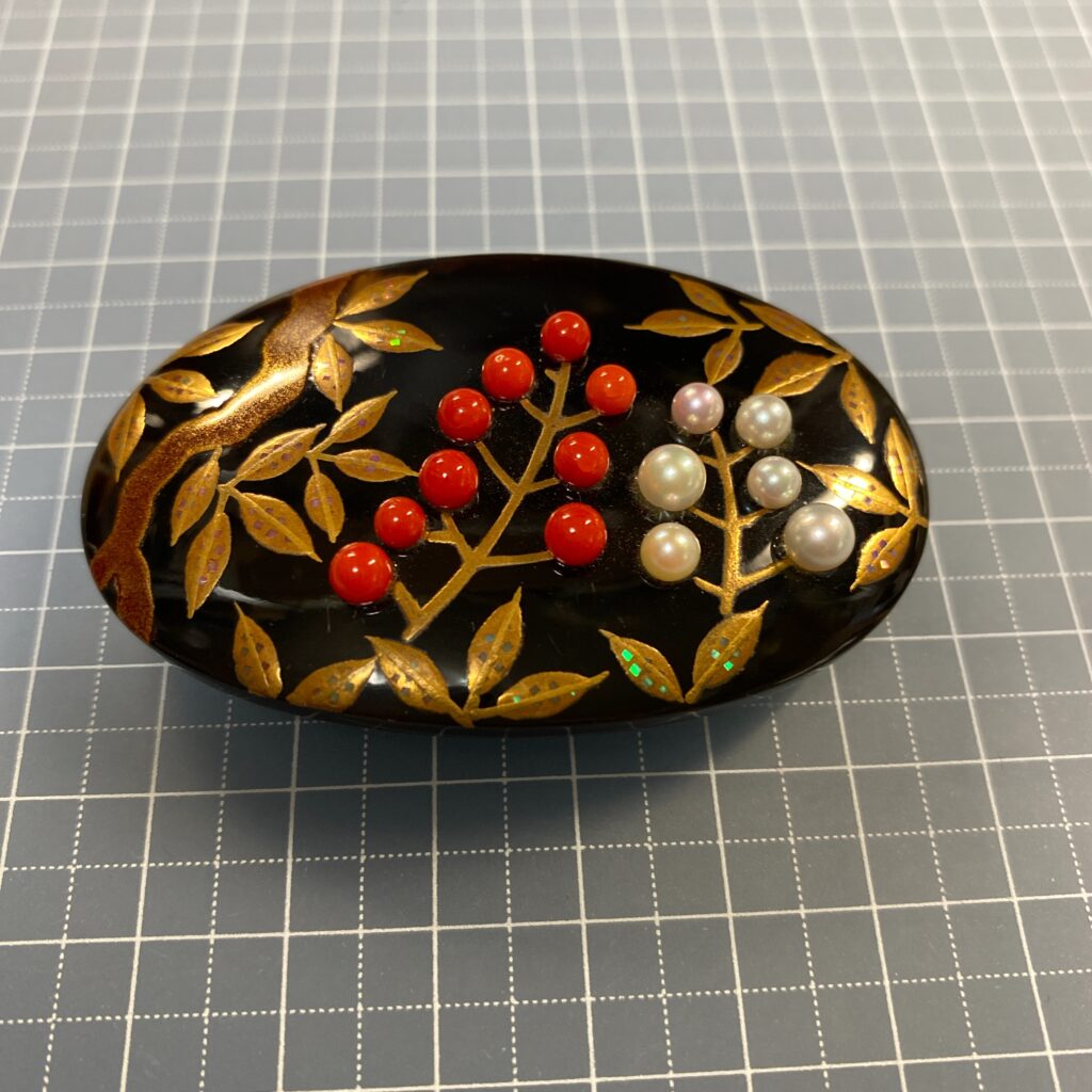 帯留め 本鼈甲 漆草花金蒔絵 珊瑚 パール